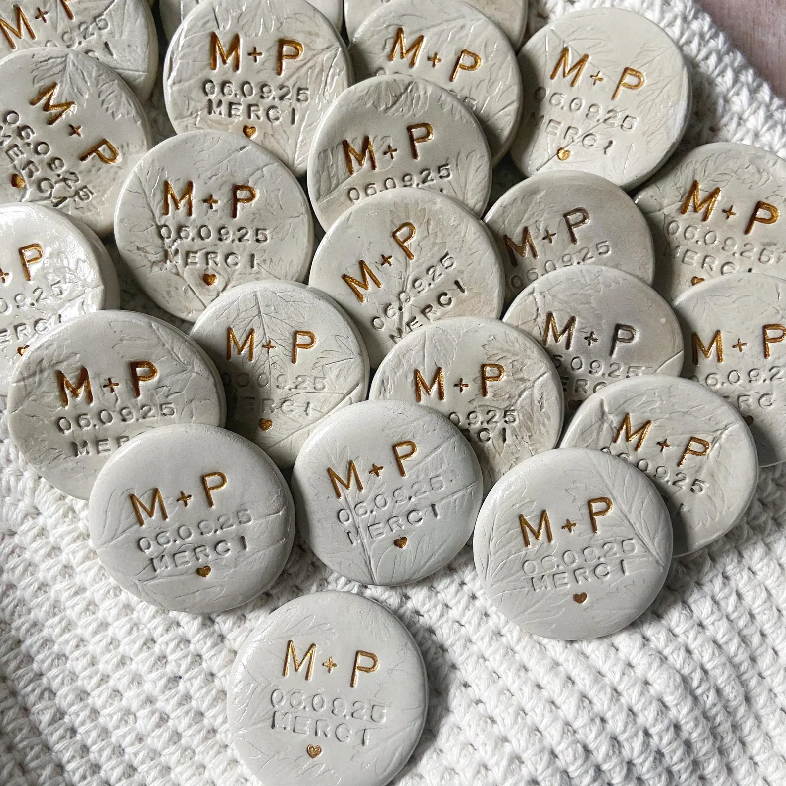 Aimants en argile 100 % faits main, personnalisables et peints à la main avec une finition dorée brillante pour un effet céramique élégant. Idéal comme cadeaux invités de mariage, magnet remerciement ou souvenir unique. Accessoire artisanal raffiné pour mariage bohème, chic ou romantique.