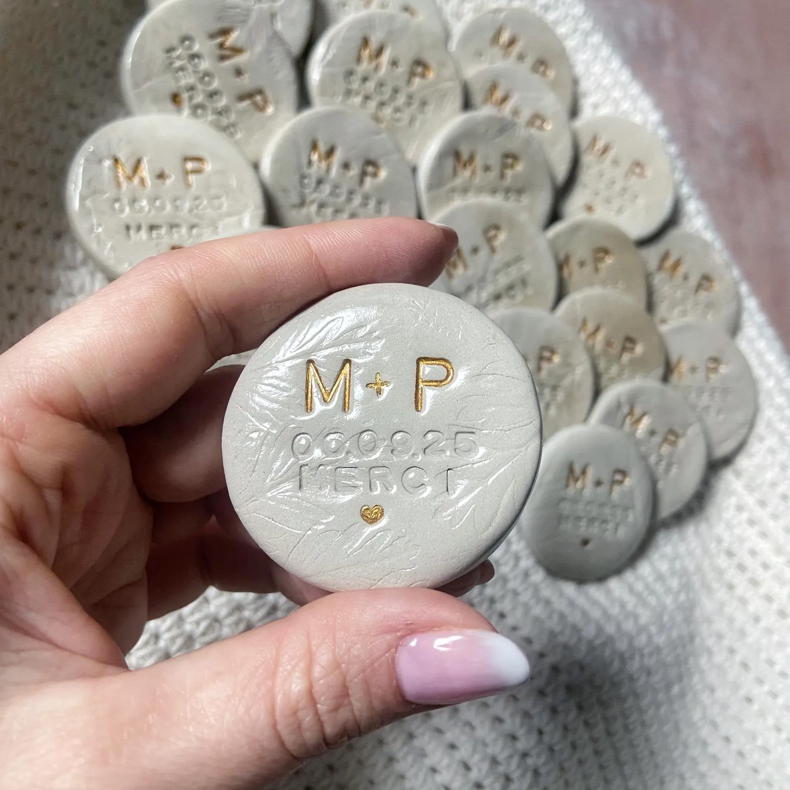 Aimants en argile personnalisés | Aimants remerciement argile | Aimant personnalisable | Magnet mariage | Cadeaux invités mariage | Gravure