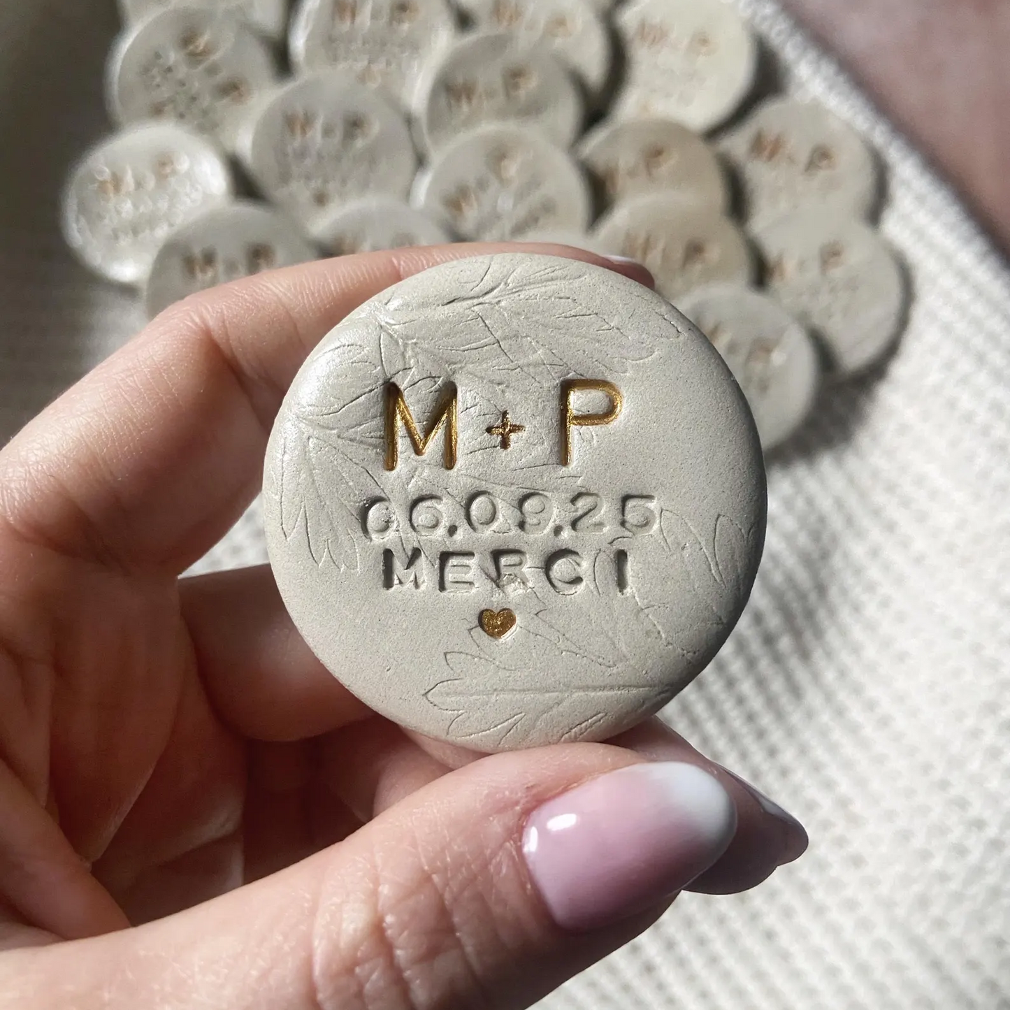 Aimants en argile personnalisés avec gravure, parfaits comme cadeaux invités de mariage. Magnet remerciement élégant et naturel, personnalisable avec prénoms, date ou logo des mariés. Accessoire artisanal en argile pour mariage bohème, champêtre ou minimaliste.