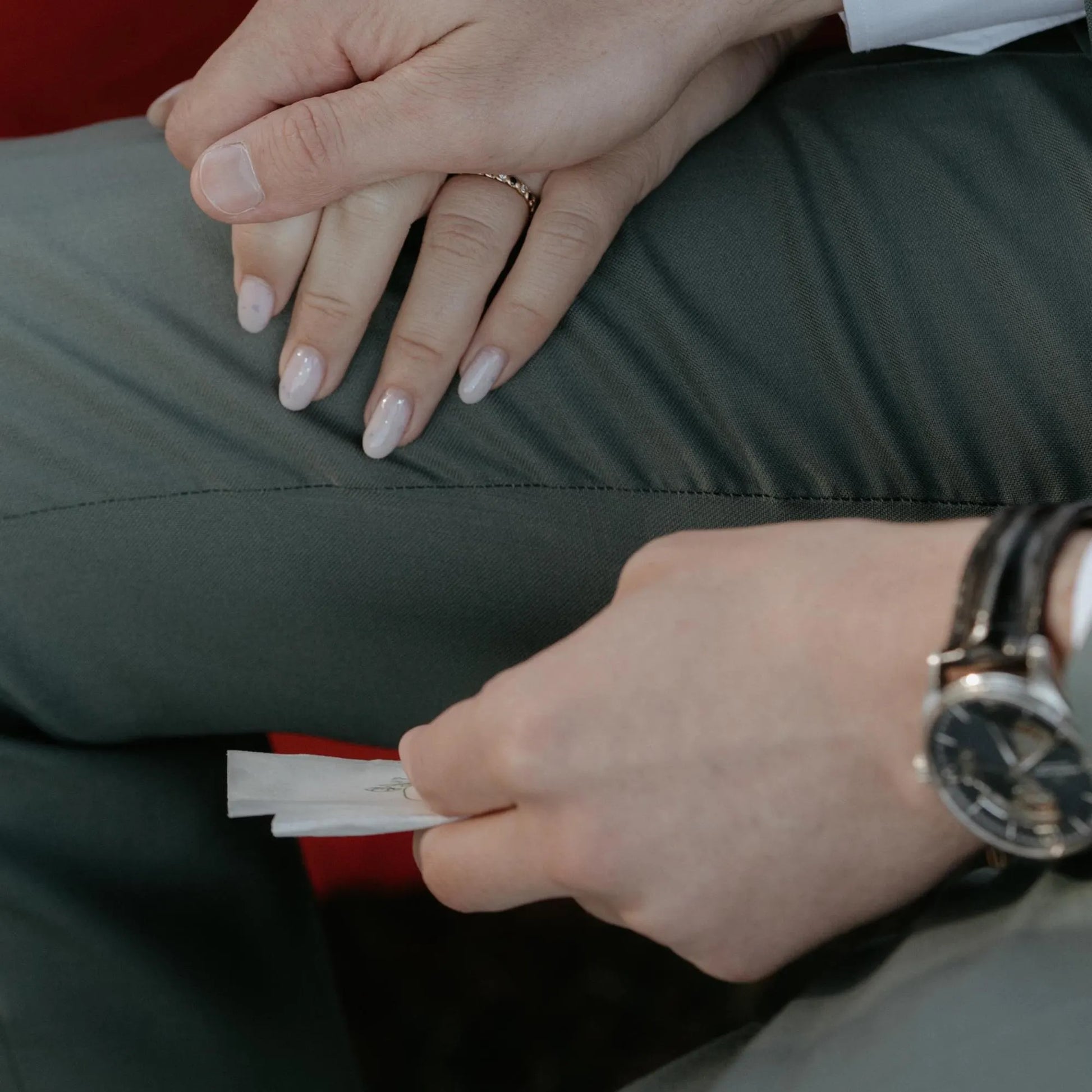 Gros plan sur les mains d’un couple qui se tiennent pendant une cérémonie laïque, avec un mouchoir de mariage personnalisé tenu délicatement. Accessoire symbolique et émouvant, parfait pour les larmes de joie, les photos de mariage et les cadeaux invités. Idée raffinée pour un mariage chic, romantique et authentique.