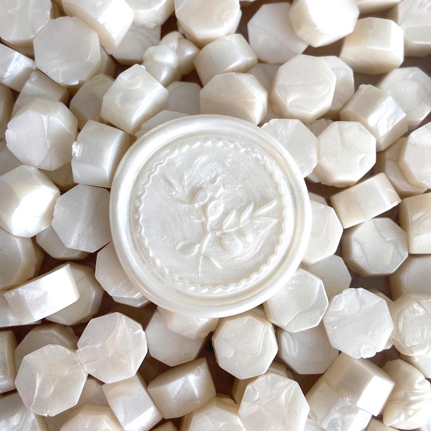 Sceaux de cire minimalistes branche d'olivier, cachets de cire prêt à l'emploi, pour papeterie, invitations, blanc cassé nacré