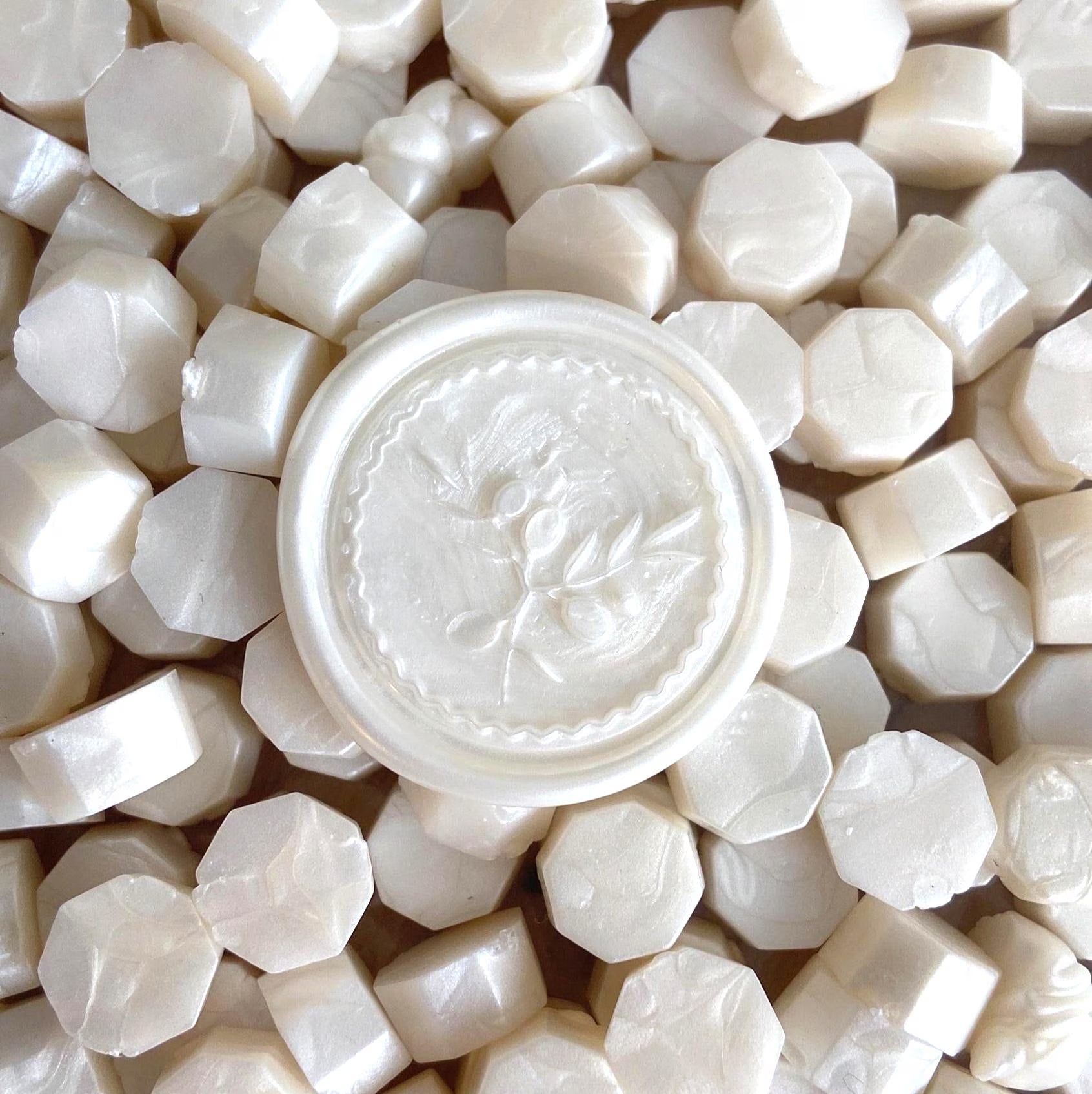 Sceaux de cire minimalistes branche d'olivier, cachets de cire prêt à l'emploi, pour papeterie, invitations, blanc cassé nacré