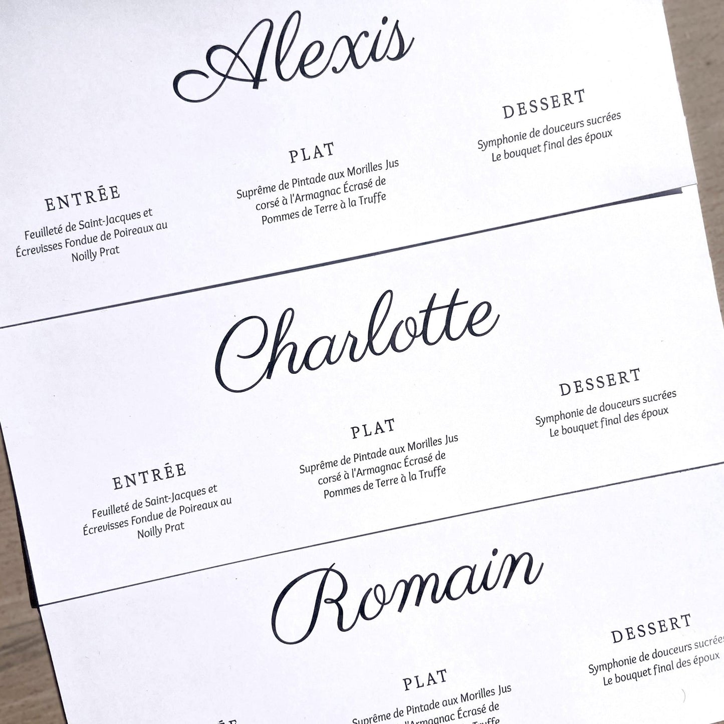 Menu mariage personnalisé déposé sur assiette table de réception — Memerle