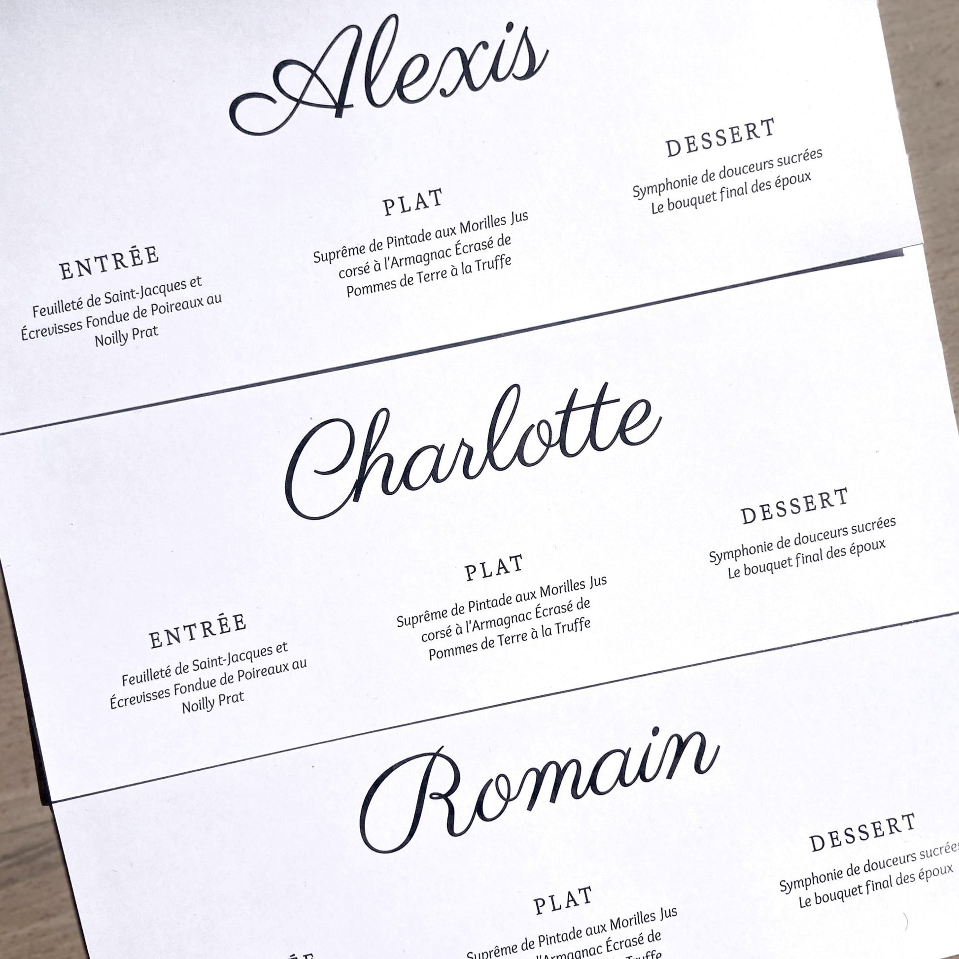 Menu mariage personnalisé déposé sur assiette table de réception — Memerle