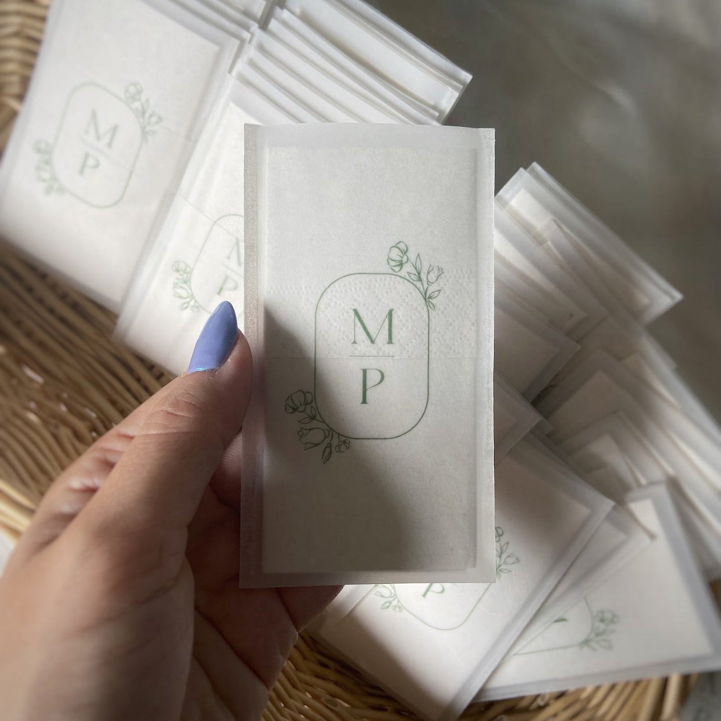 Paquet mouchoir personnalisé baptême communion fond neutre cadeau invité — Memerle