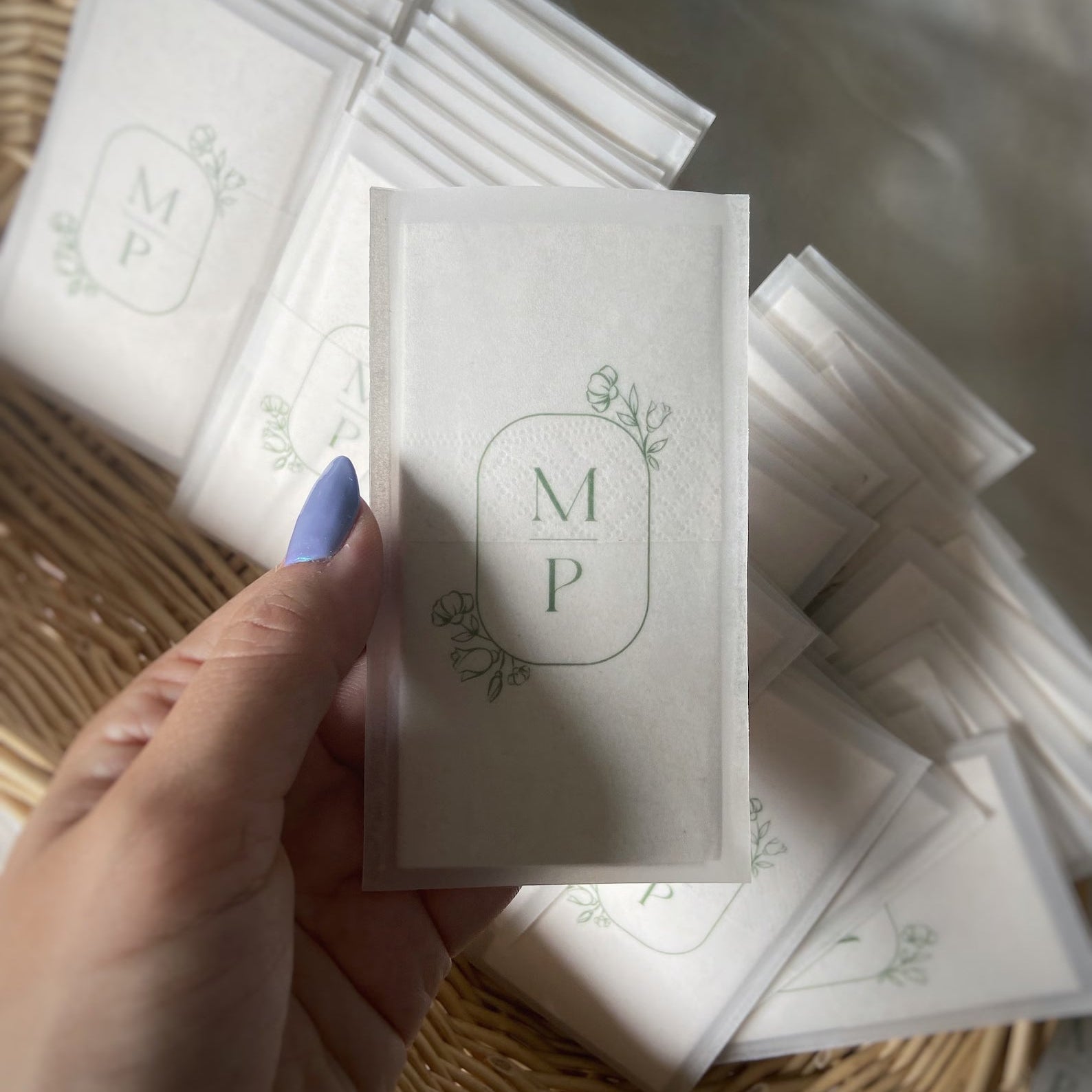 Paquet mouchoir personnalisé baptême communion fond neutre cadeau invité — Memerle